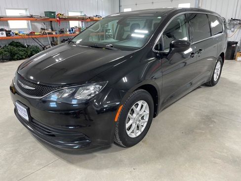 Used 2017 Chrysler Pacifica Touring FWD image 3