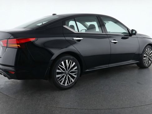 Used 2025 Nissan Altima 2.5 SV FWD image 9