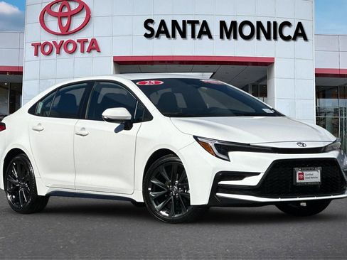 Used 2025 Toyota Corolla SE w/ Convenience Package image 2