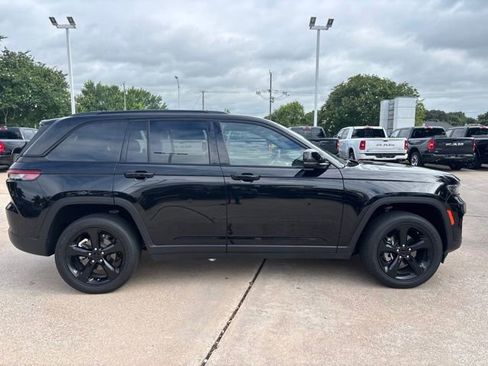 Used 2023 Jeep Grand Cherokee Altitude AWD/4WD image 4