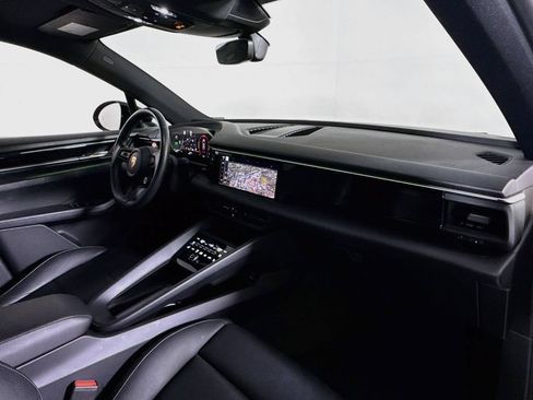 Certified 2025 Porsche Macan Electric RWD image 17