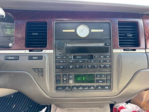 Used 2004 Lincoln Town Car Signature RWD image 12