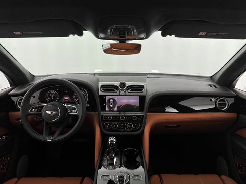 Used 2025 Bentley Bentayga image 29