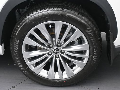 Used 2026 Toyota Highlander Platinum AWD/4WD image 36