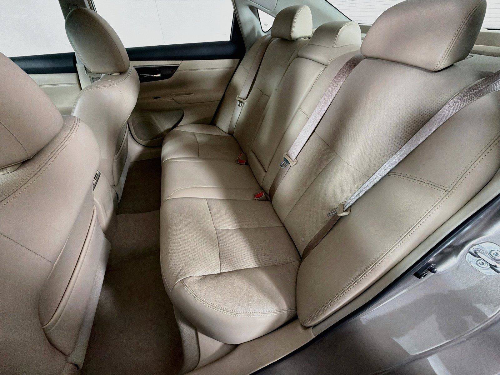 Used 2013 Nissan Altima 3.5 SL w/ Technology Pkg FWD image 26