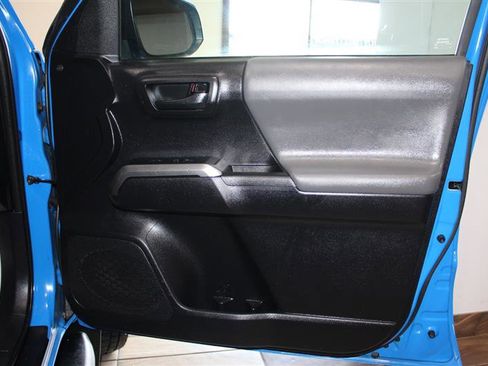 Used 2020 Toyota Tacoma SR5 AWD/4WD image 30