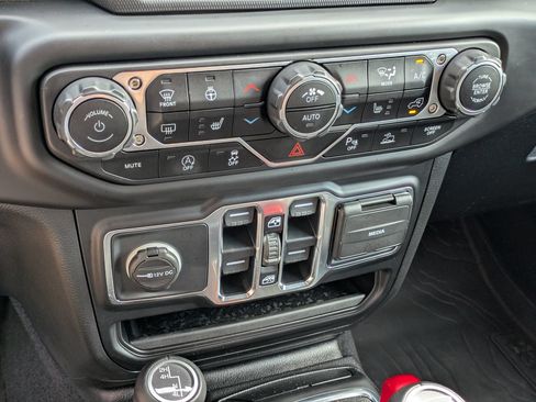 Used 2021 Jeep Wrangler Unlimited Sahara AWD/4WD image 23