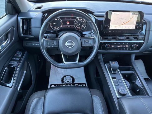 Used 2022 Nissan Pathfinder SL image 3