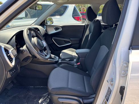 Used 2025 Kia Soul LX w/ LX Technology Package FWD image 25