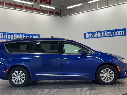 Used 2018 Chrysler Pacifica Touring-L Plus FWD image 3