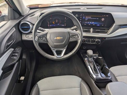 Used 2025 Chevrolet Trax LT w/ LT Convenience Package FWD image 19