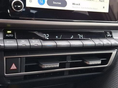 Used 2025 Toyota Camry SE w/ Convenience Package image 16