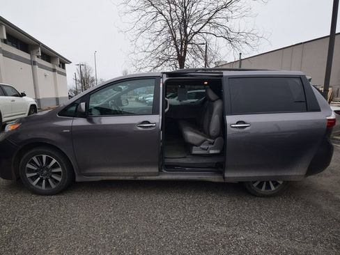 Used 2018 Toyota Sienna AWD image 4