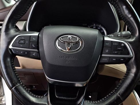 Used 2020 Toyota Highlander Limited FWD image 11