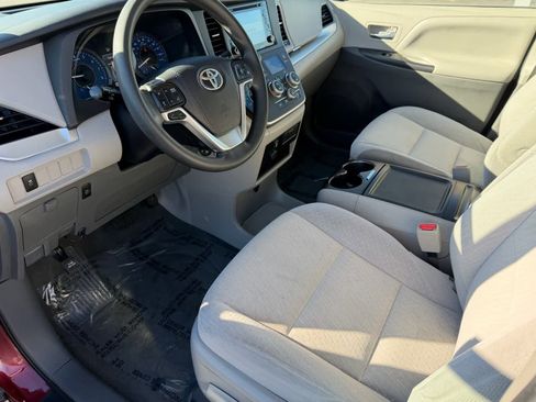 Used 2020 Toyota Sienna LE image 2