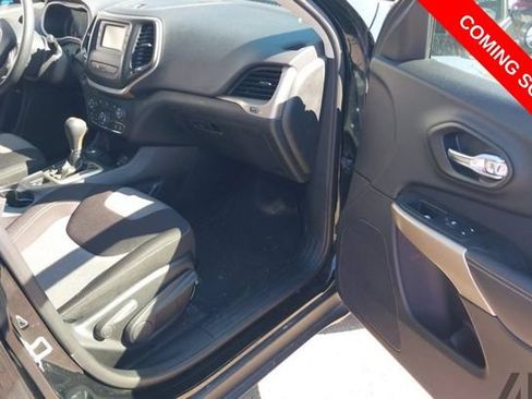 Used 2018 Jeep Cherokee Latitude w/ Safety Group AWD/4WD image 5