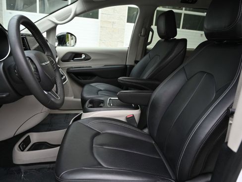 Used 2024 Chrysler Pacifica Touring-L FWD image 13