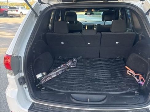 Used 2019 Jeep Grand Cherokee Laredo AWD/4WD image 3