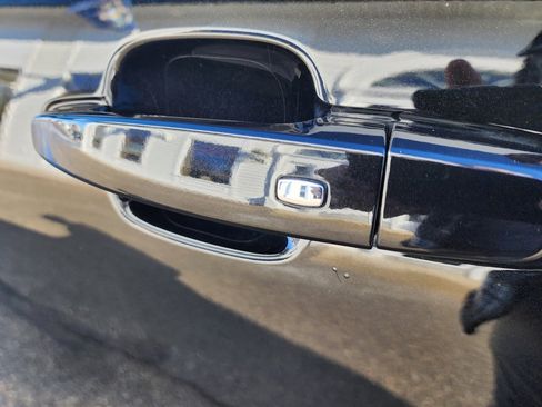 Used 2023 GMC Acadia SLE image 16