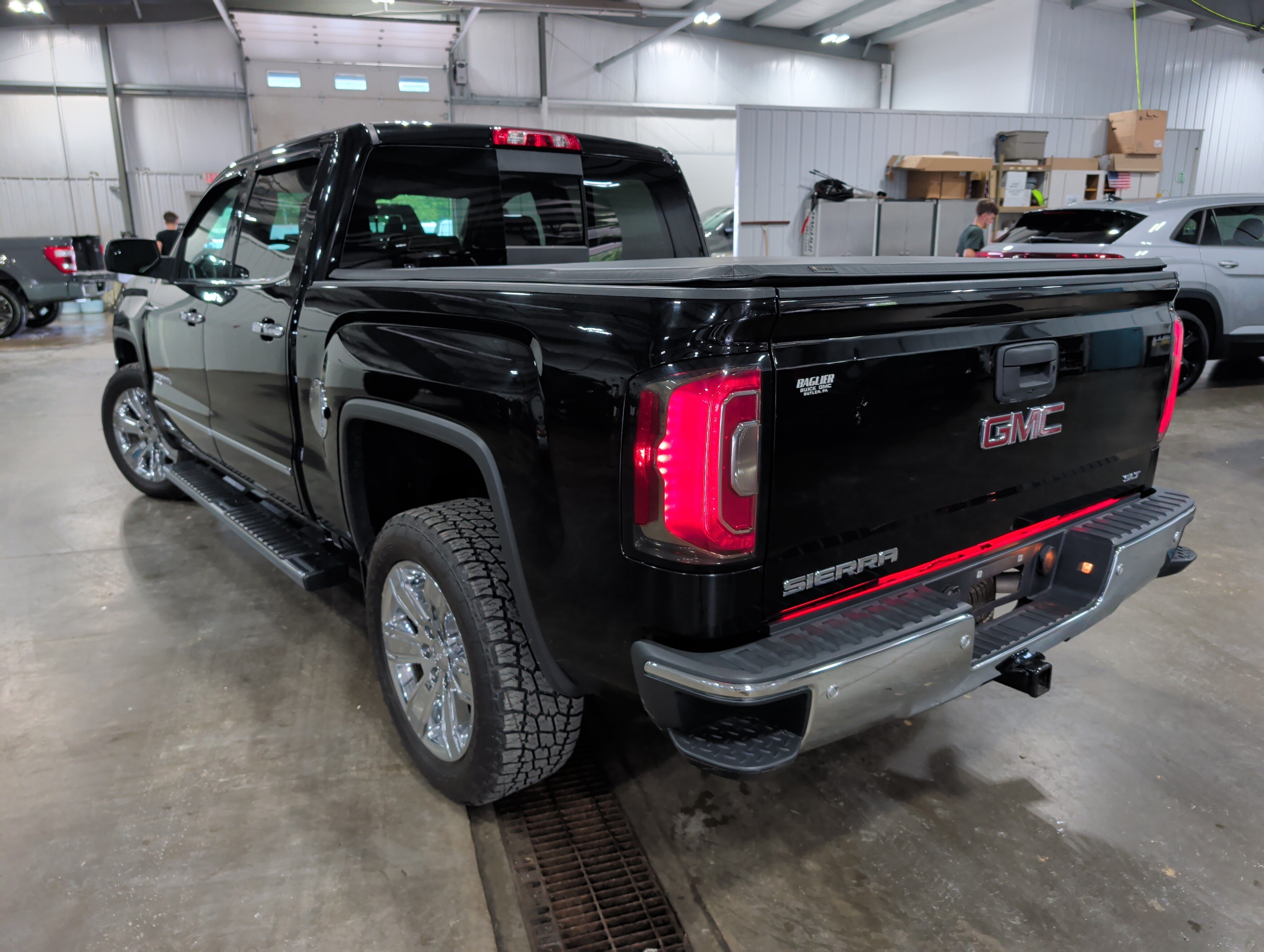 Used 2018 GMC Sierra 1500 SLT AWD/4WD image 4