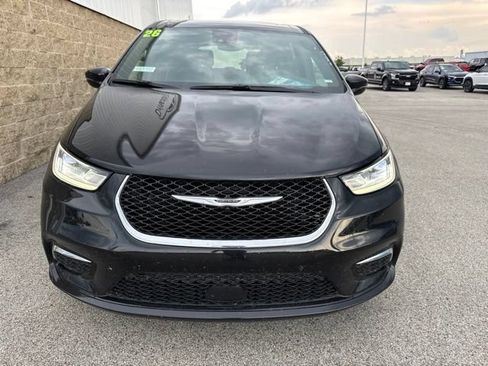 Used 2026 Chrysler Pacifica Limited FWD image 3
