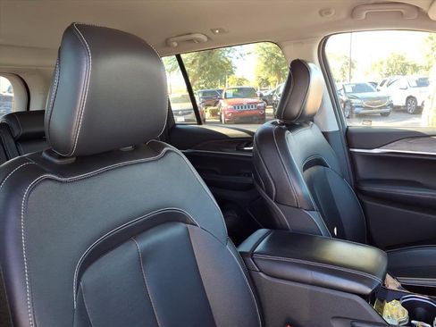 Used 2023 Jeep Grand Cherokee Limited w/ Black Appearance Package image 12