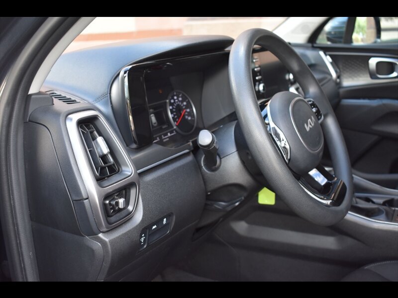 Used 2022 Kia Sorento LX AWD/4WD image 12