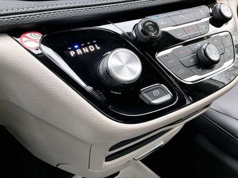 Certified 2024 Chrysler Pacifica Select image 32