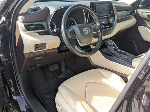 Used 2021 Toyota Highlander XLE AWD/4WD image 11