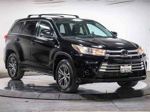 Used 2018 Toyota Highlander LE w/ Carpet Mat Package (TMS) FWD image 5