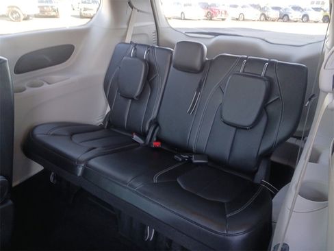 Used 2024 Chrysler Pacifica Touring-L image 28