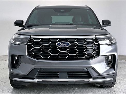 Used 2025 Ford Explorer Platinum RWD image 3