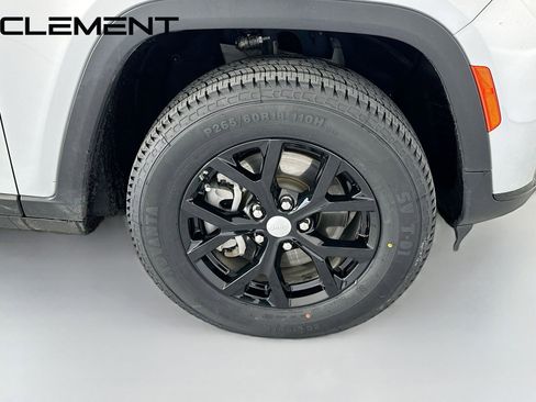 Used 2024 Jeep Grand Cherokee L Laredo image 37