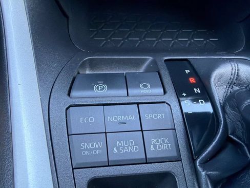 Used 2021 Toyota RAV4 XLE AWD/4WD image 27