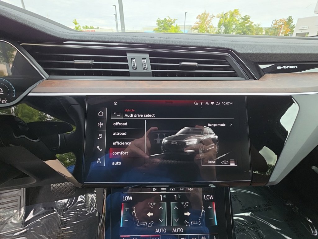 Used 2023 Audi e-tron Premium Plus w/ Premium Plus Package AWD/4WD image 19