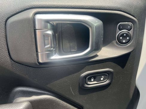 Used 2025 Jeep Wrangler Unlimited Rubicon AWD/4WD image 16