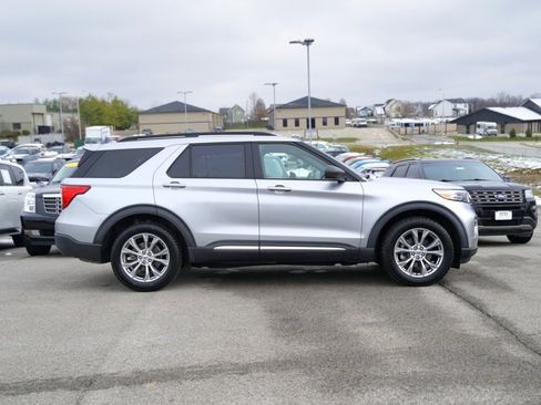 Used 2020 Ford Explorer XLT w/ Equipment Group 202A image 4