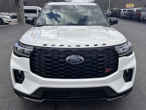 Used 2025 Ford Explorer ST image 3