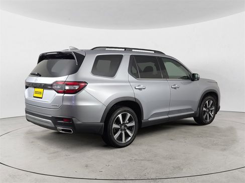 Certified 2025 Honda Pilot Touring image 5