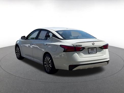 Used 2025 Nissan Altima 2.5 SV FWD image 11