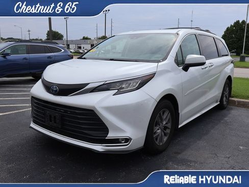 Used 2022 Toyota Sienna XLE w/ XLE Plus Package FWD image 12