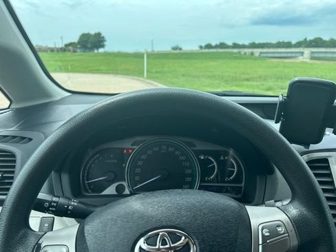 Used 2011 Toyota Venza FWD image 13