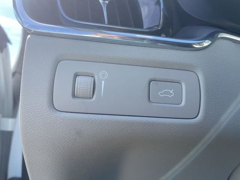 Used 2019 Volvo XC60 T5 Momentum w/ Premium Package image 35