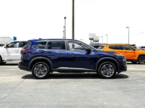 Used 2025 Nissan Rogue SV FWD image 8