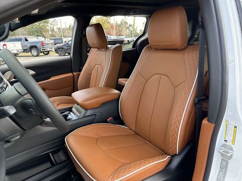 New 2026 Chrysler Pacifica Pinnacle image 11