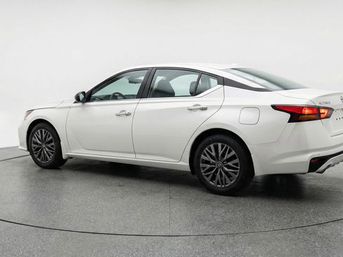 Used 2025 Nissan Altima 2.5 SV image 6