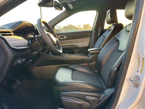 Certified 2025 Jeep Compass Latitude image 9