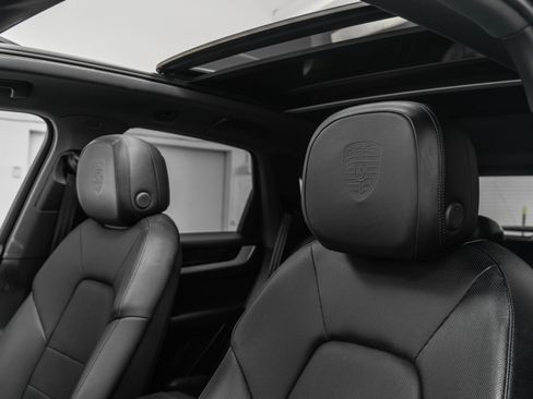 Used 2024 Porsche Cayenne AWD/4WD image 28