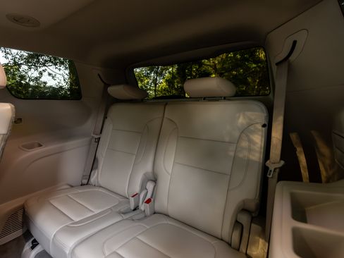 Used 2021 GMC Acadia Denali w/ Denali Technology Package FWD image 15