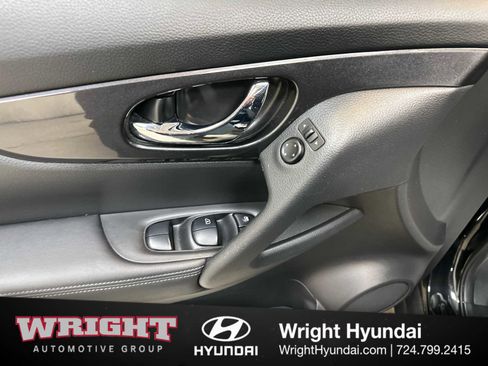 Used 2019 Nissan Rogue SV AWD/4WD image 10